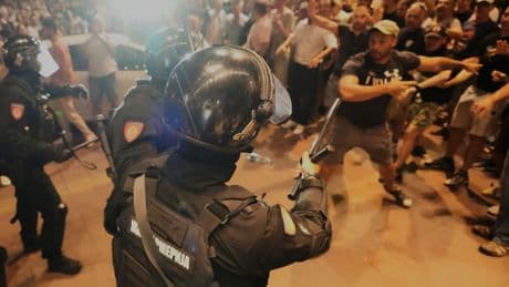 Schwere Ausschreitungen bei Protesten in Serbien