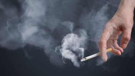 Francia: dal 1° luglio stop al fumo in parchi, spiagge e impianti sportivi