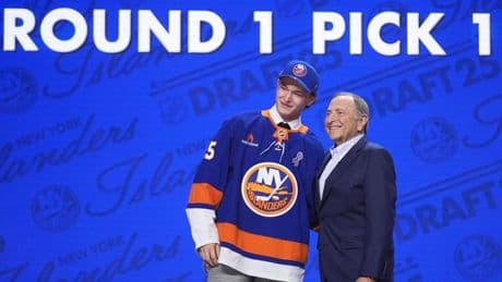 Eishockey: 17-jähriger Verteidiger als Erster im NHL-Draft ausgewählt
