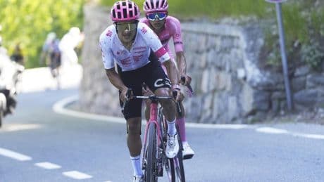 LIVE Giro d’Italia | Zinderende strijd om roze op de Finestre is losgebarsten!