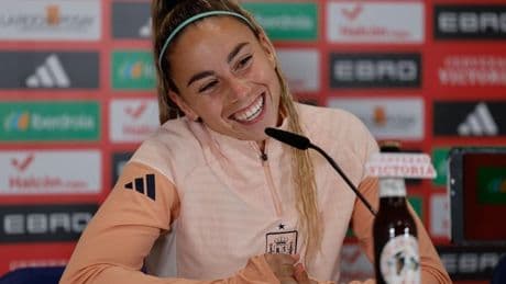 El divertido momento de Athenea sobre su lectura en la Eurocopa: «Me han pillado»