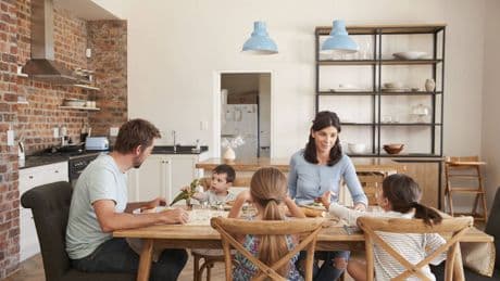 Llega la jornada intensiva: ¿qué le pasa a tu cuerpo si comes después de las 15.00?