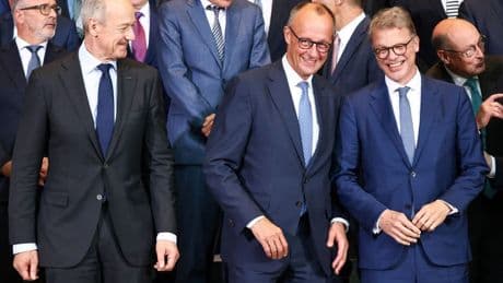 Investitionsgipfel im Kanzleramt: Werbung mit Kanzler und Konzernchefs