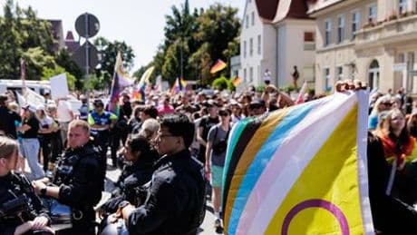 Bautzen: Großaufgebot der Polizei trennt CSD-Teilnehmer und Gegenproteste