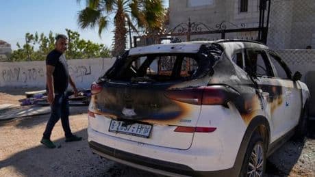 Des dizaines de colons israéliens ont attaqué la ville de Kafr Malik en Cisjordanie