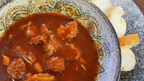 Así se rejuvenece un bar de barrio de Bilbao: con cazuelas de bacalao, callos y gildas