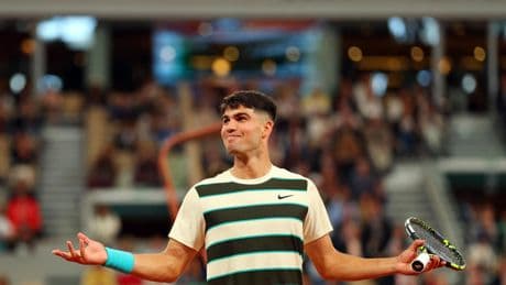 Carlos Alcaraz reacciona a tiempo ante Marozsan y obtiene el billete a los dieciseisavos de final de Roland Garros