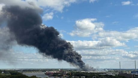 Feuer im Hamburger Hafen: Explosion und Trümmerteile auf A1