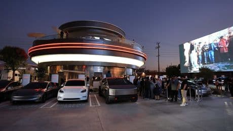 Tesla eröffnet ersten Diner  - Dieses Restaurant hat ein Autokino