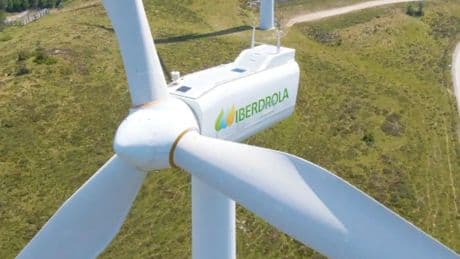Iberdrola firma un acuerdo de venta de energía eólica a Renfe hasta 2035