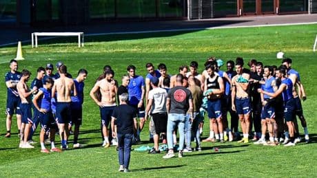 Sampdoria, tensione a Bogliasco: tifosi al Mugnaini, la squadra consegna le maglie. I gruppi della Sud: “La daremo in beneficenza ai bimbi del Gaslini”