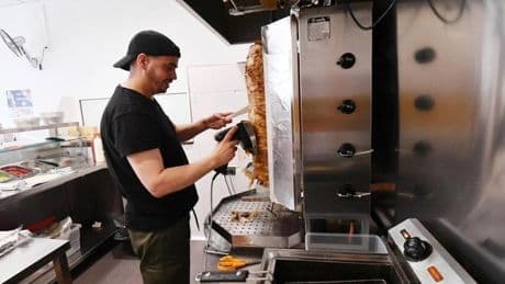 El kebab de Hassan resurge del asalto ultra en Torre Pacheco: «La gente me ha emocionado»