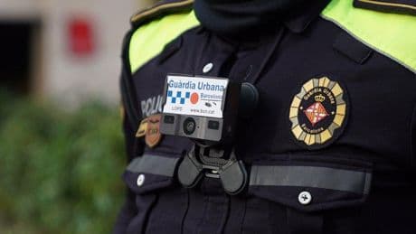 Un individuo es detenido al exhibir sus genitales de forma obscena frente a un parque infantil