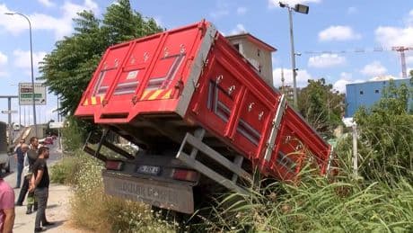 Sancaktepe'de zincirleme trafik kazası; 3 yaralı