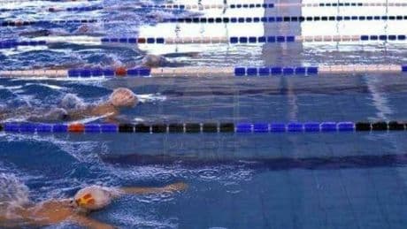 Rissa tra mamme alla gara di nuoto, tirate di capelli e morsi negli spogliatoi: le urla dei bambini e l'indagine dei carabinieri