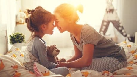 Einfühlsam erziehen: Experte erklärt, ob das gut für Kinder ist