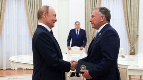 El Kremlin ve "constructiva" la reunión con EEUU a dos días de que Trump le imponga sanciones si no para la guerra