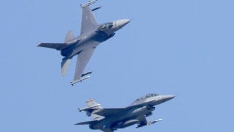 F16 Usa in azione: raro aereo spia russo intercettato vicino all?Alaska, il Norad invia i suoi caccia