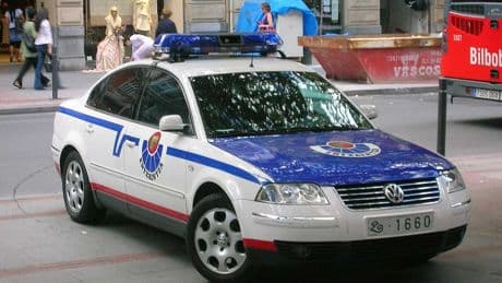 Atropellada por su propio coche al bajarse para consultar a la Ertzaintza