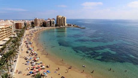 El pueblo de Alicante con playa donde puedes comprar un piso de 80 metros cuadrados por menos de 120.000 euros