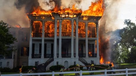 Fire destroys a sprawling mansion on a former Louisiana sugar plantation