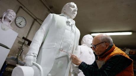 Últimos retoques de Antonio López a la gran escultura de Goya para su casa natal de Fuendetodos