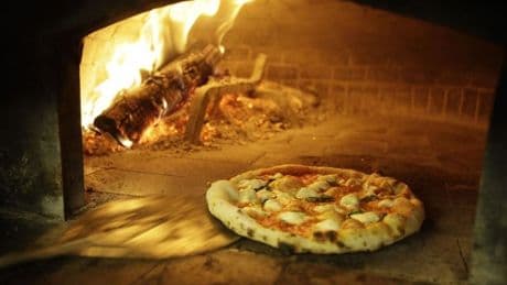 Los tres consejos de una chef italiana para hacer pizza casera: «Quedará suave por dentro y crujiente por fuera»