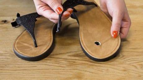 Flip Flops reparieren: Mit genialem Trick in zehn Sekunden reparieren