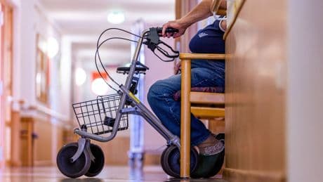 Krankenkasse berechnet Milliardenloch - Steigen jetzt unsere Pflegebeiträge?