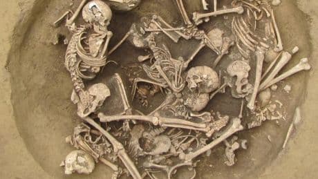 Asesinatos, torturas y brazos izquierdos arrancados: las mutilaciones a prisioneros de guerra más antiguas que se conocen