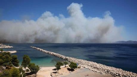 Feuerwehr im Großeinsatz: Riesige Rauchwolken: Feuer bei Marseille ängstigt Bewohner