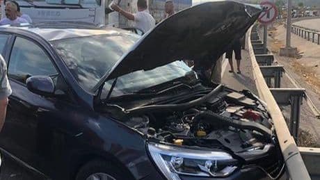 Geyve Belediye Başkanı Yıldız ile beraberindeki 3 kişi trafik kazasında yaralandı