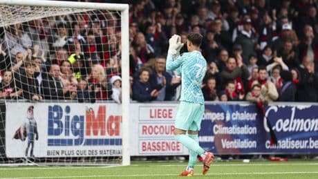 Foot : un gardien célèbre avec les supporters adverses après avoir arrêté un penalty