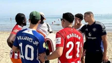 Maroan, de vacaciones en Marbella con amigos y... con la camiseta del Manchester United