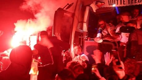 Spelers Telstar onthaald met fakkels en vuurwerk