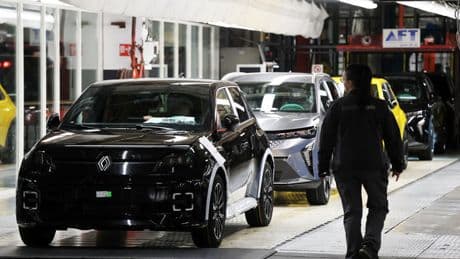 Voitures électriques : les constructeurs en embuscade pour forcer Bruxelles à retarder l’interdiction des moteurs thermiques en 2035