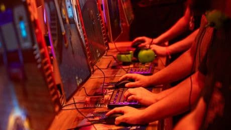 Radikalisierung: Warum der Verfassungsschutz auf Computerspiele setzt