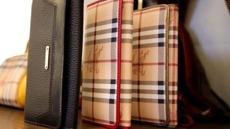 Face aux difficultés du marché du luxe, Burberry se serre davantage la ceinture