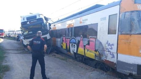 Un choque de un camión contra un tren obliga a cortar la R3 entre Centelles y Vic