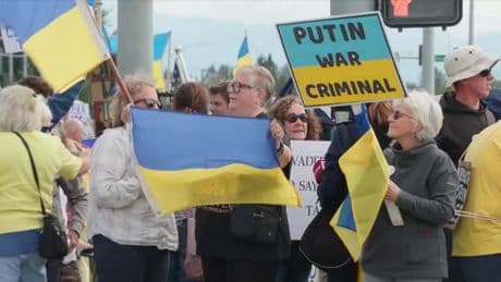 "C'est une honte!": en marge du sommet Trump-Poutine, la ville d'Anchorage manifeste contre la venue du président russe