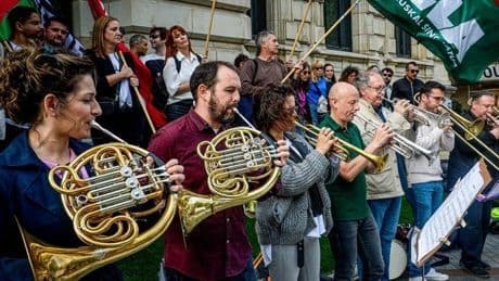 La BOS toca en la Gran Vía como protesta y hoy repetirá el parón de ayer