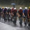 Peloton moet hondenweer doorstaan, De Lie ziet af in achtergrond