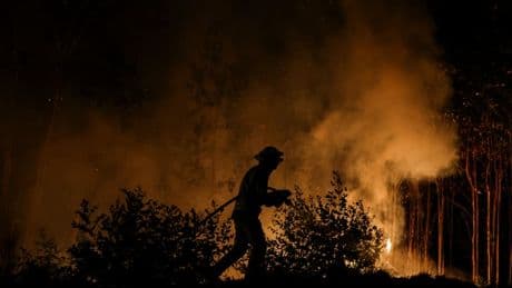 Le bilan des incendies au Portugal grimpe à deux morts, un pompier tué "en service" dans un accident de la route