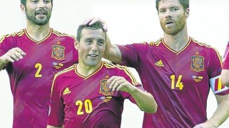 Xabi Alonso y Cazorla reviven en el Tartiere días de vino y rosas