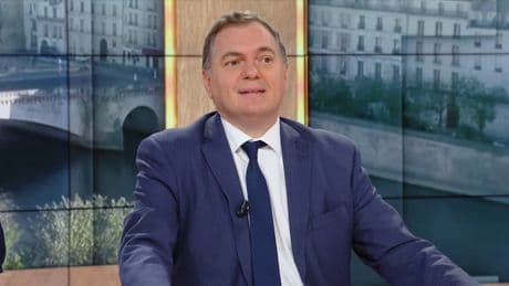 Colère des taxis: le ministre des Transports appelle "au calme" et promet "des contrôles sur l'activité des VTC"