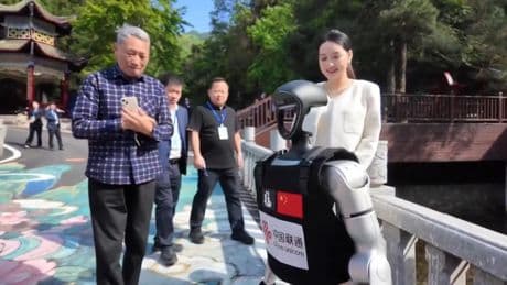 Robots humanoides guían a turistas en China durante el Día del Trabajo