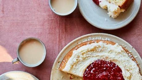 Kokoskuchen mit Marmelade: Ab durch die Marmeladenmitte!