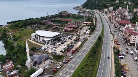 Rize'de tırların oluşturduğu tehlikeli labirent!