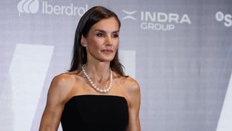 La reina Letizia no falla en su cita con el periodismo: impecable con un valioso collar del joyero de pasar