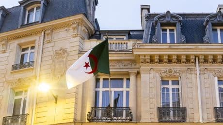 Crise France-Algérie : l’Élysée annonce l’expulsion de 12 agents algériens